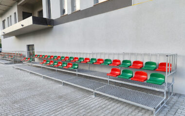 Trybuna stadionowa z podestem