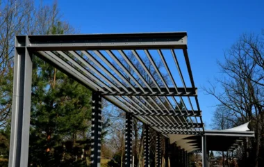 Inwestowanie w metalowe konstrukcje małej architektury