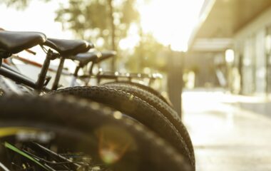 Jakie korzyści niesie ze sobą montaż wiat rowerowych w przestrzeniach miejskich i firmowych?